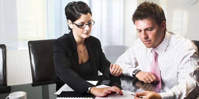 Homem mulher, em, trabalho escritório, com, documentos