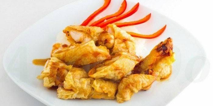 Filé de frango frito fatiado em massa em um prato