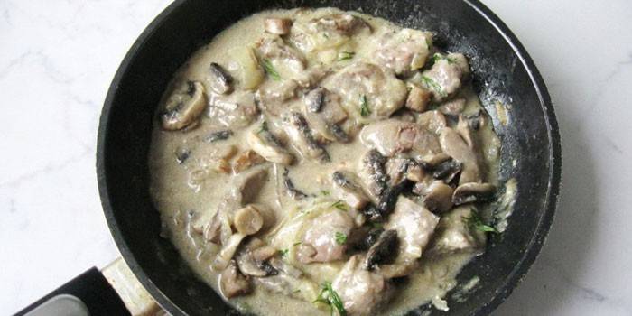 Hígado de pollo con champiñones en salsa de crema agria