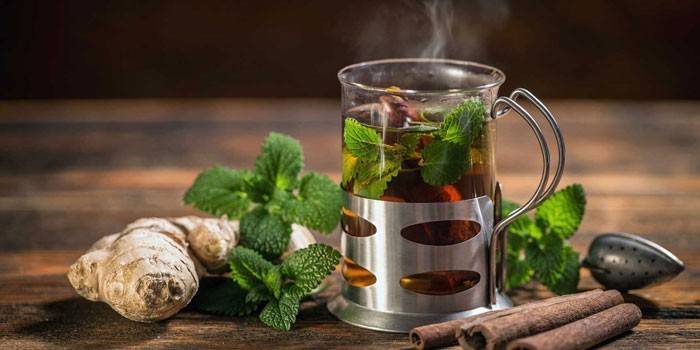 Chá de gengibre com hortelã e canela