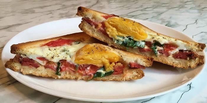 Sandwiches de huevo y jamón en un plato