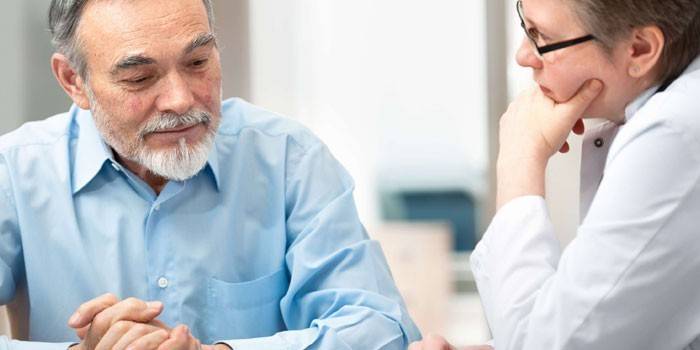 Homem na consulta do médico