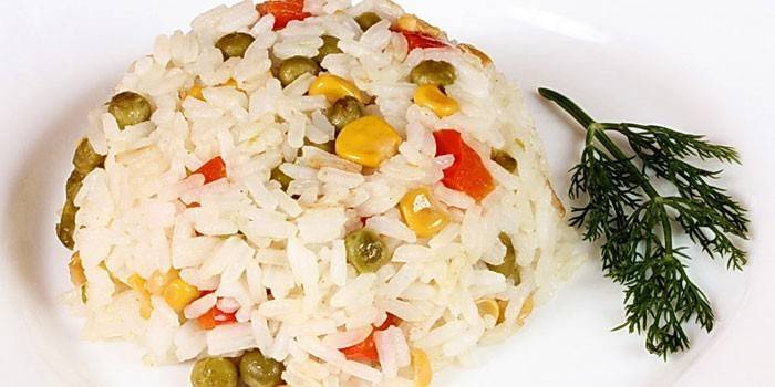 Arroz cozido com legumes e ervilhas