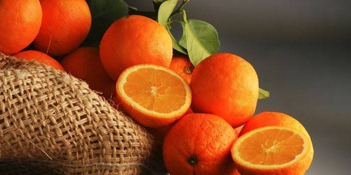 Naranjas enteras y mitades