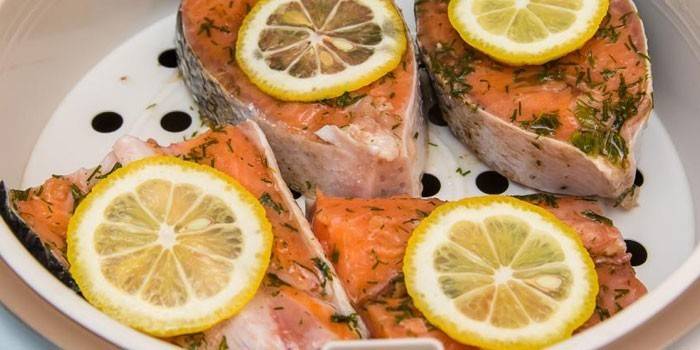 Filetes con limón y eneldo en una olla de cocción lenta