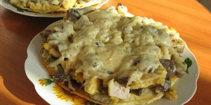 Fatia de pizza caseira com champignons fritos e queijo