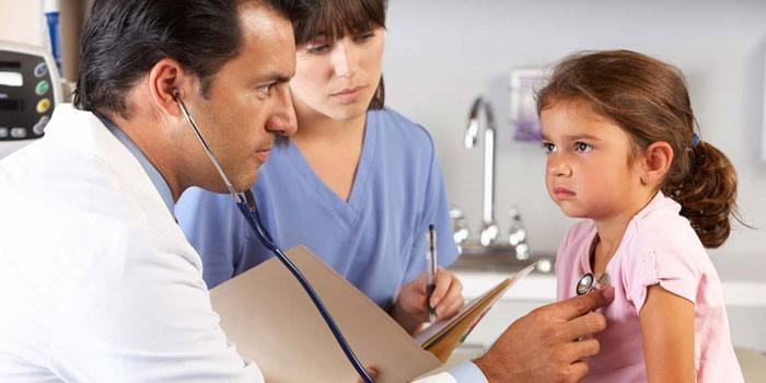 Chica en la cita del doctor