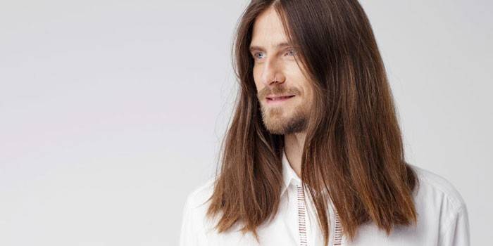 Homem, com, cabelo longo