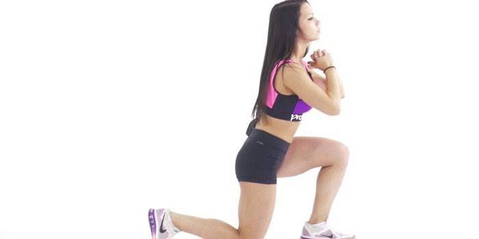 Garota faz lunges com salto