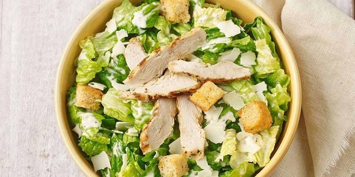 Caesar s kuracím filé a pekingskou kapustou