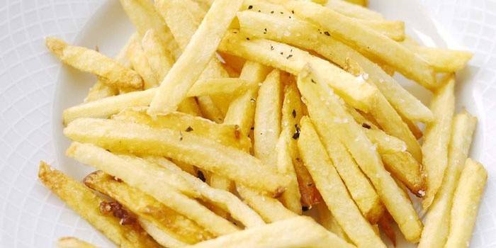 Batatas fritas em um prato