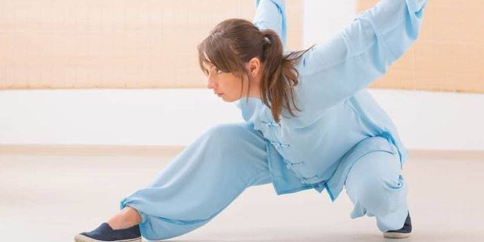 A menina está envolvida em qigong
