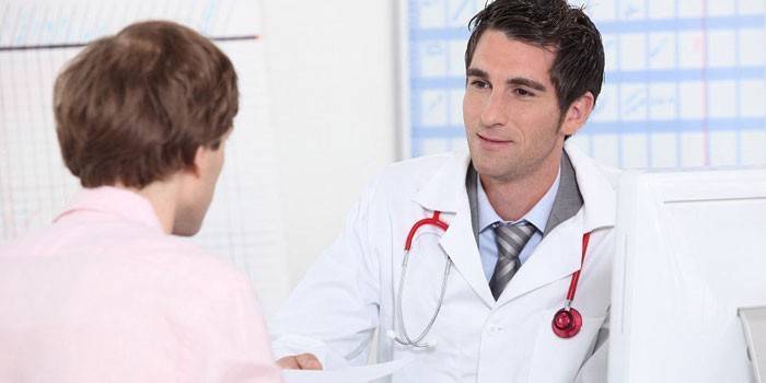 Homem na consulta do médico