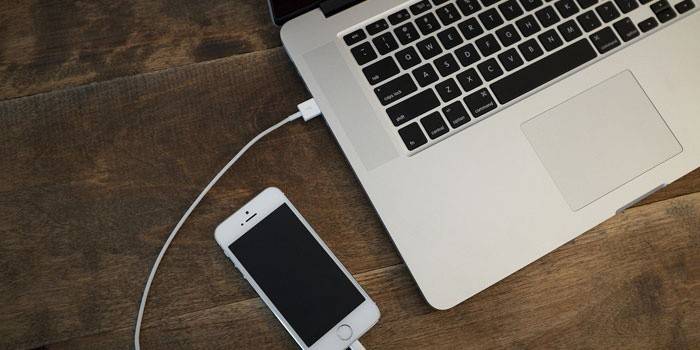 Telefon jest podłączony do laptopa