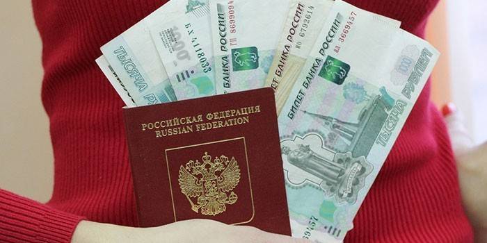 Passaporte e dinheiro na mão da garota