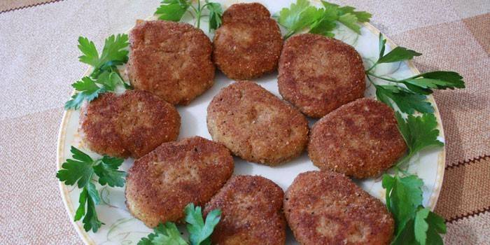 Costeletas de trigo sarraceno frito com cogumelos