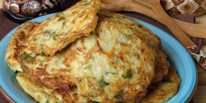 Buñuelos de calabacín en un plato
