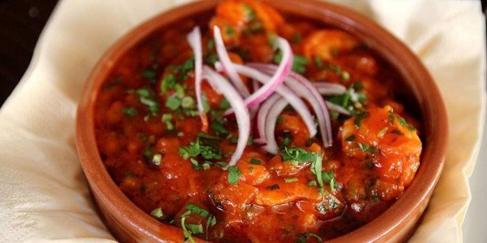 Chakhokhbili en georgiano en una olla