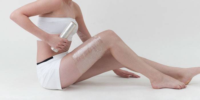Chica haciendo envolturas de piernas