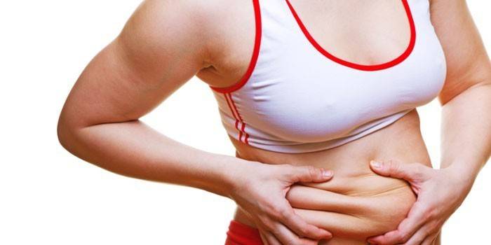 Grasa en el vientre de una mujer
