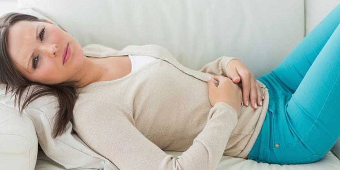 Mujer está acostada en el sofá