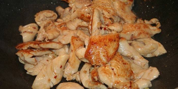 Pedaços de frango em um wok