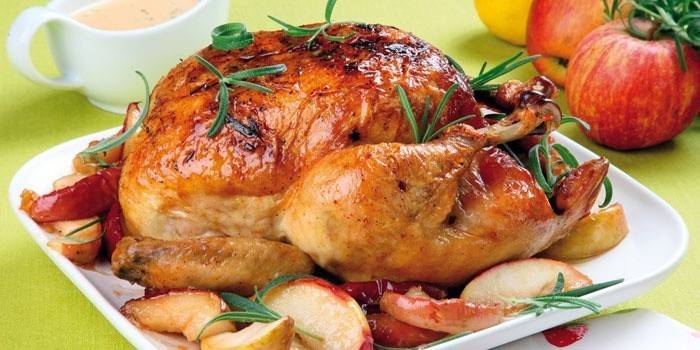 Canal de pollo al horno con manzanas antes de servir