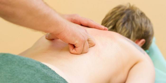 Medic faz massagem para paciente
