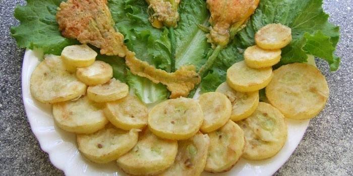 En tarta de queso en un plato