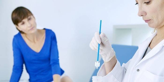 Mulher na consulta do médico