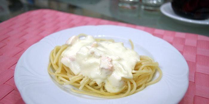 Espaguete com molho de creme