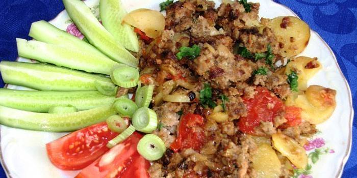 Batatas com carne picada e legumes frescos