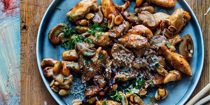 Carne de frango com cogumelos e nozes.