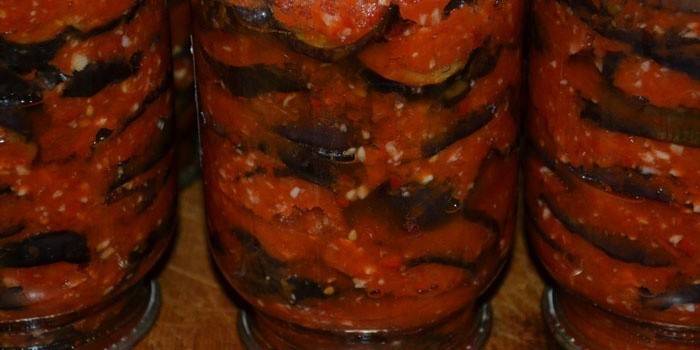 Berenjenas infladas con tomates en frascos