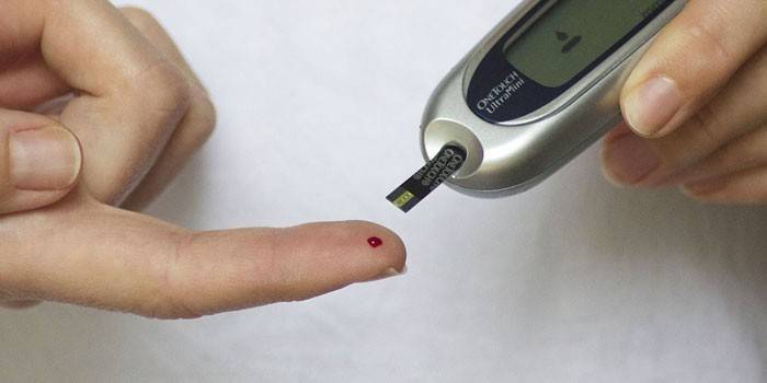 Determinação de açúcar no sangue por um glicosímetro
