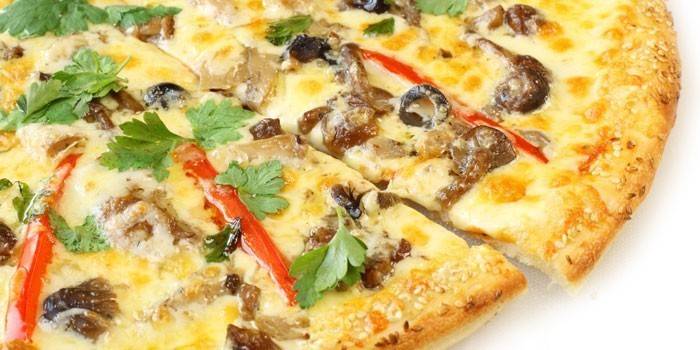 Pizza com azeitonas, pimentos e cogumelos em conserva