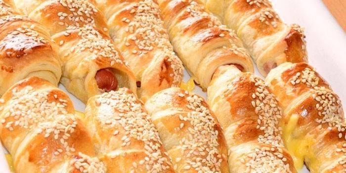 Salchichas al horno en masa de sésamo