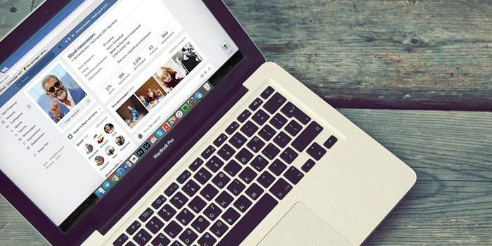 Laptop z otwartą aplikacją Vkontakte