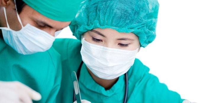 Médicos na operação