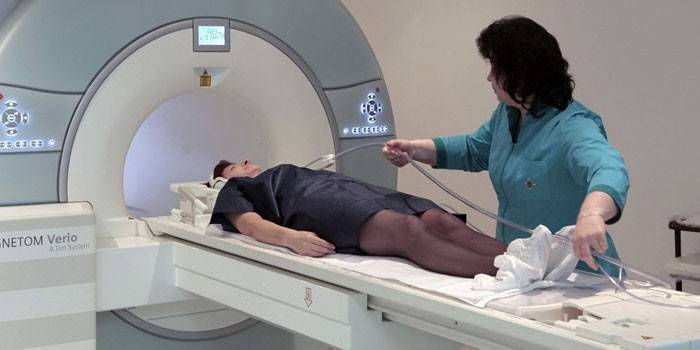 Pacjent przechodzi diagnostykę MRI.