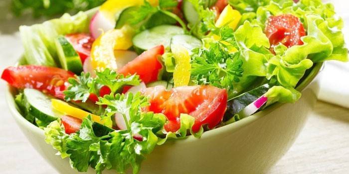 Ensalada de verduras en un plato