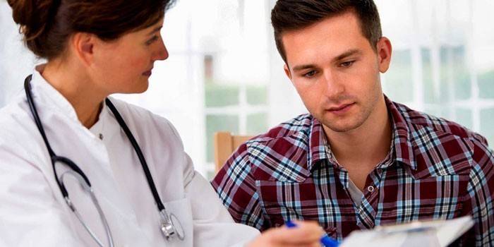 Homem na consulta do médico