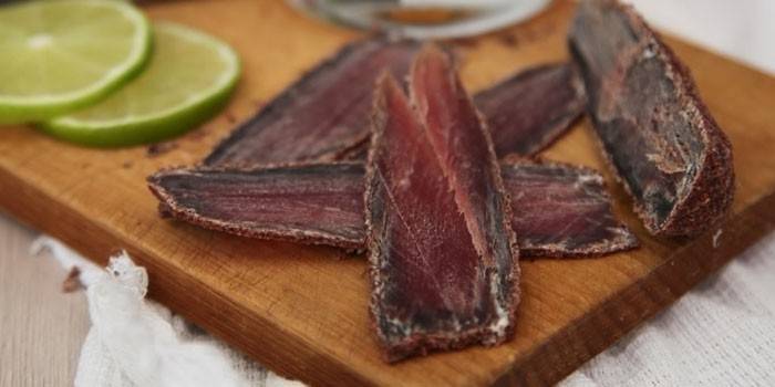 Pedaços de basturma de carne prontas