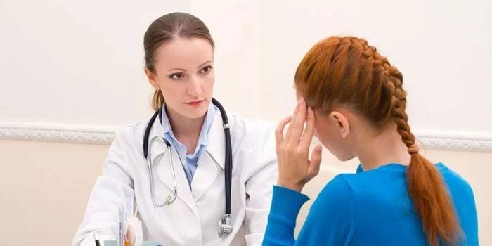 Mujer y doctor