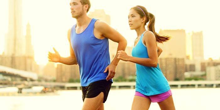 Chico y chica correr