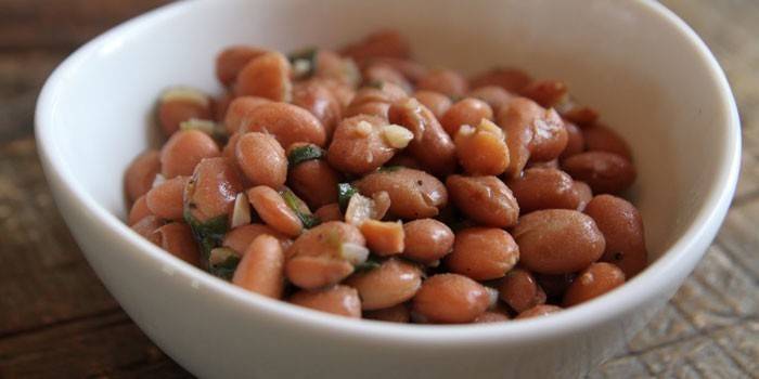 Alubias blancas cocidas en un plato