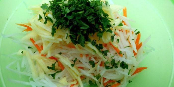Com maçã, daikon e cenoura