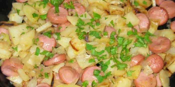 Salsichas fritas com batatas