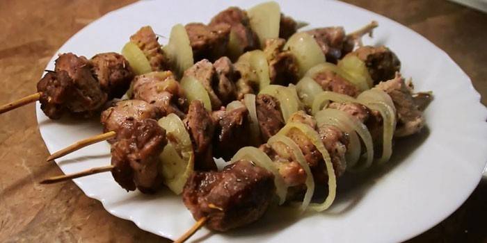 Shish kebab al horno en papel de aluminio