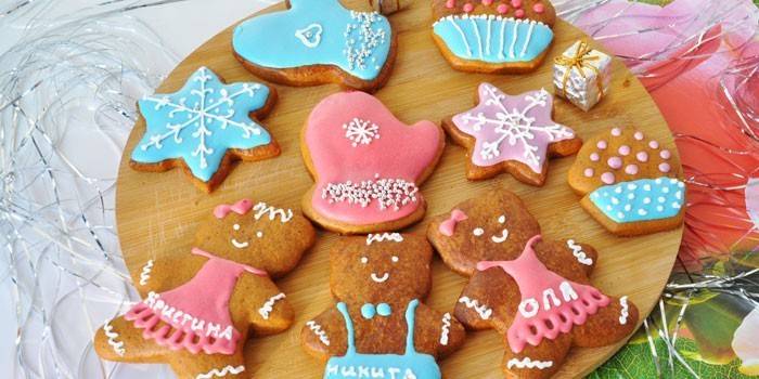 Biscoitos de gengibre pintaram com esmalte colorido